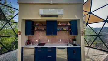 Coffee/tea maker, full-sized fridge, microwave, oven