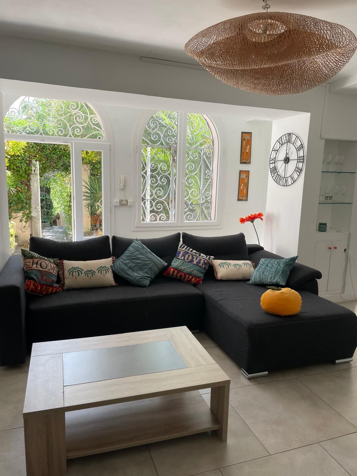 Smart TV, fireplace, ping pong, books