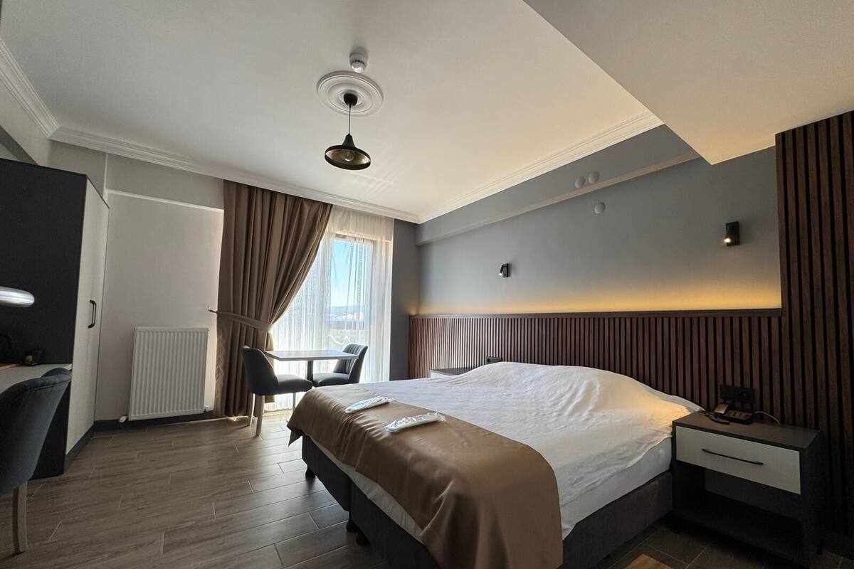 Habitación doble estándar, balcón, vista a la ciudad | Caja de seguridad en la habitación y escritorio