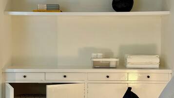 Habitación individual Confort, vistas a la ciudad | Escritorio, espacio para trabajar con un portátil, cortinas opacas
