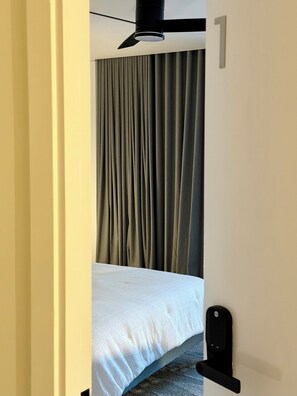 Comfort-Einzelzimmer, Stadtblick | Schreibtisch, laptopgeeigneter Arbeitsplatz, Verdunkelungsvorhänge