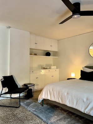 Deluxe Double Room, City View | Desk, laptop workspace, blackout curtains, iron/ironing board - Primer Piso (Mexico City)