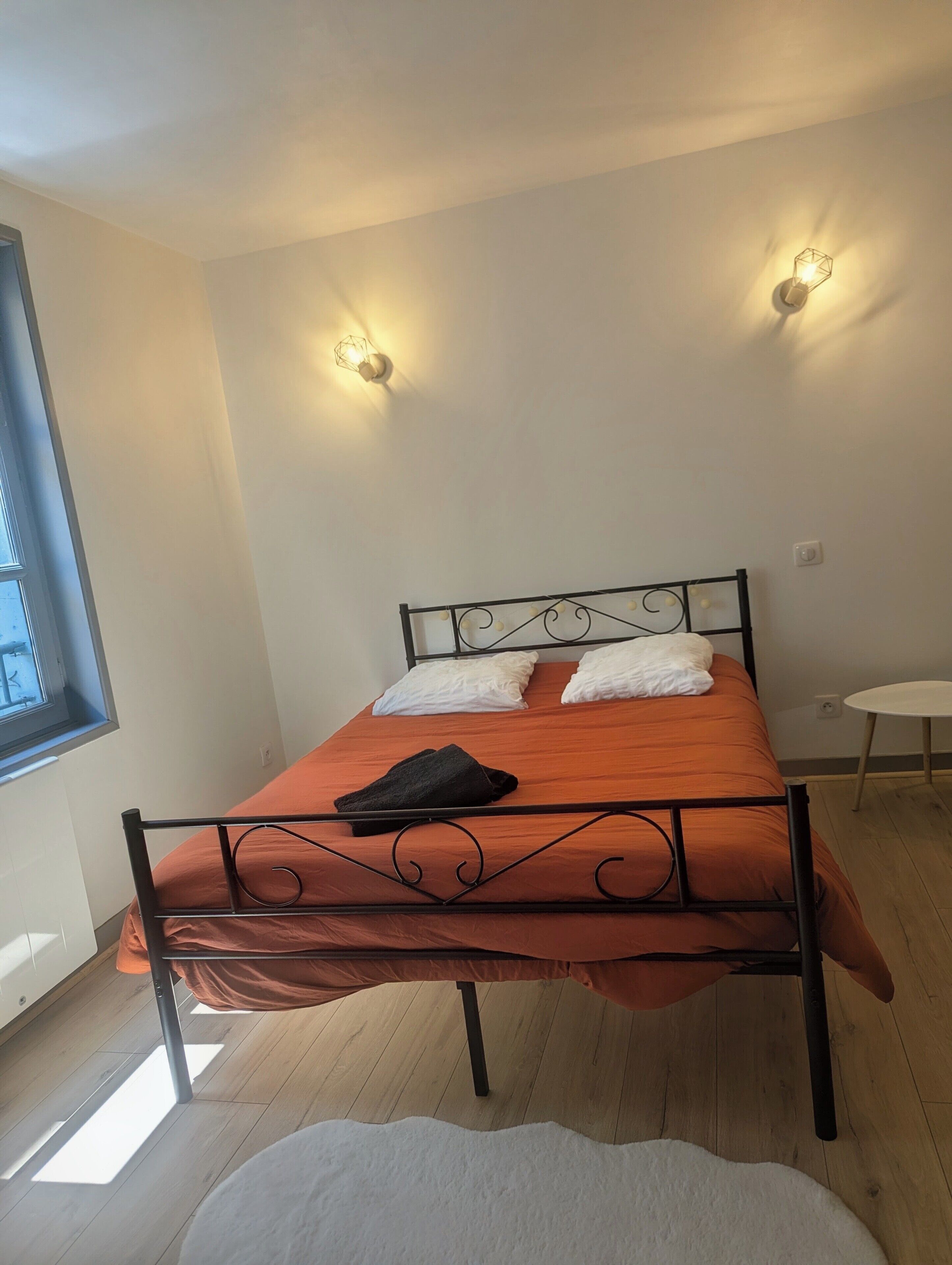 1 slaapkamer, een strijkplank/strijkijzer, gratis wifi, beddengoed