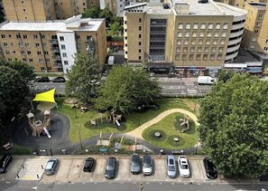 Un immeuble à plusieurs étages avec un parking situé à l’avant.