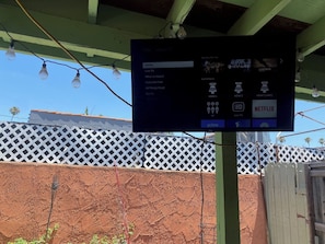 Eine digitale Anzeigetafel mit verschiedenen Unterhaltungsangeboten, darunter Live-TV, ausgewählte Inhalte und Streaming-Dienste.