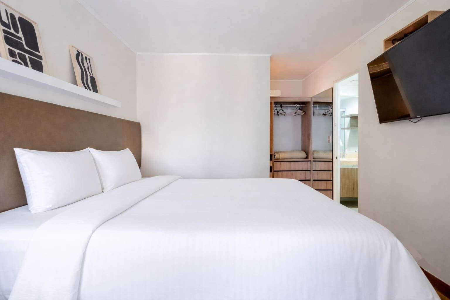 9 Schlafzimmer, Schreibtisch, Bügeleisen/Bügelbrett, Reisekinderbett