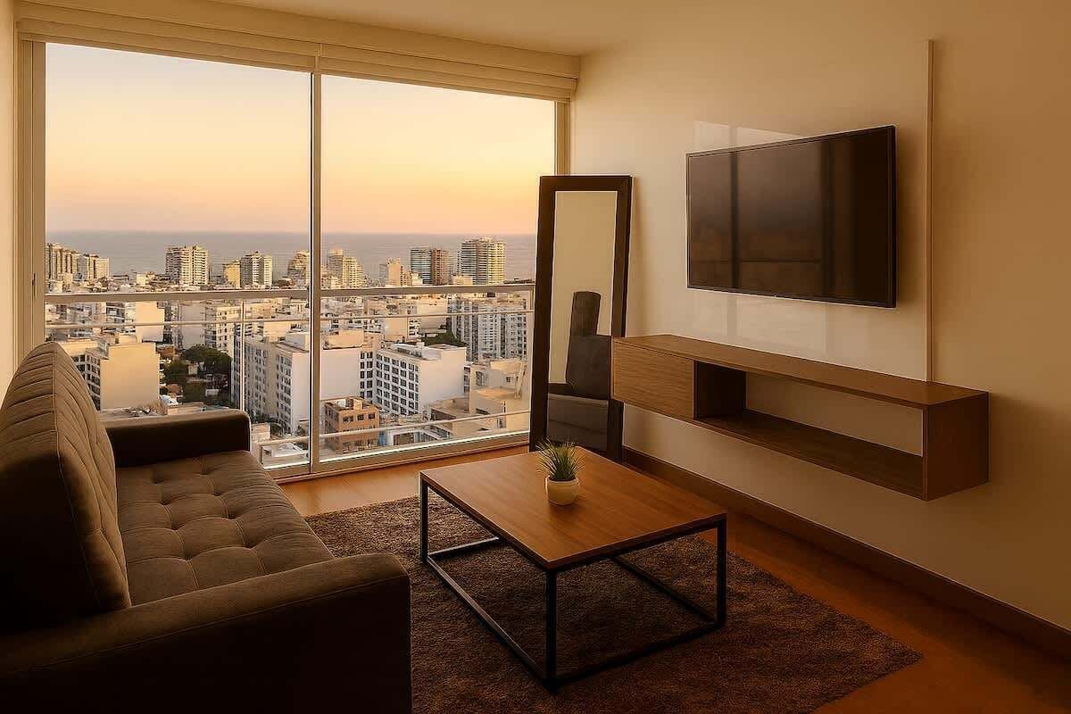 Una sala moderna con un ventanal grande, un sofá, una mesa de centro, un televisor y un espejo.