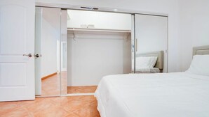 A hotel room with a bed, a wardrobe, and a mirror. - 2BR Condo w/ Pool, BBQ, Parking | Beach & Galleria (Fort Lauderdale)