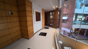 Vista frontal de la propiedad