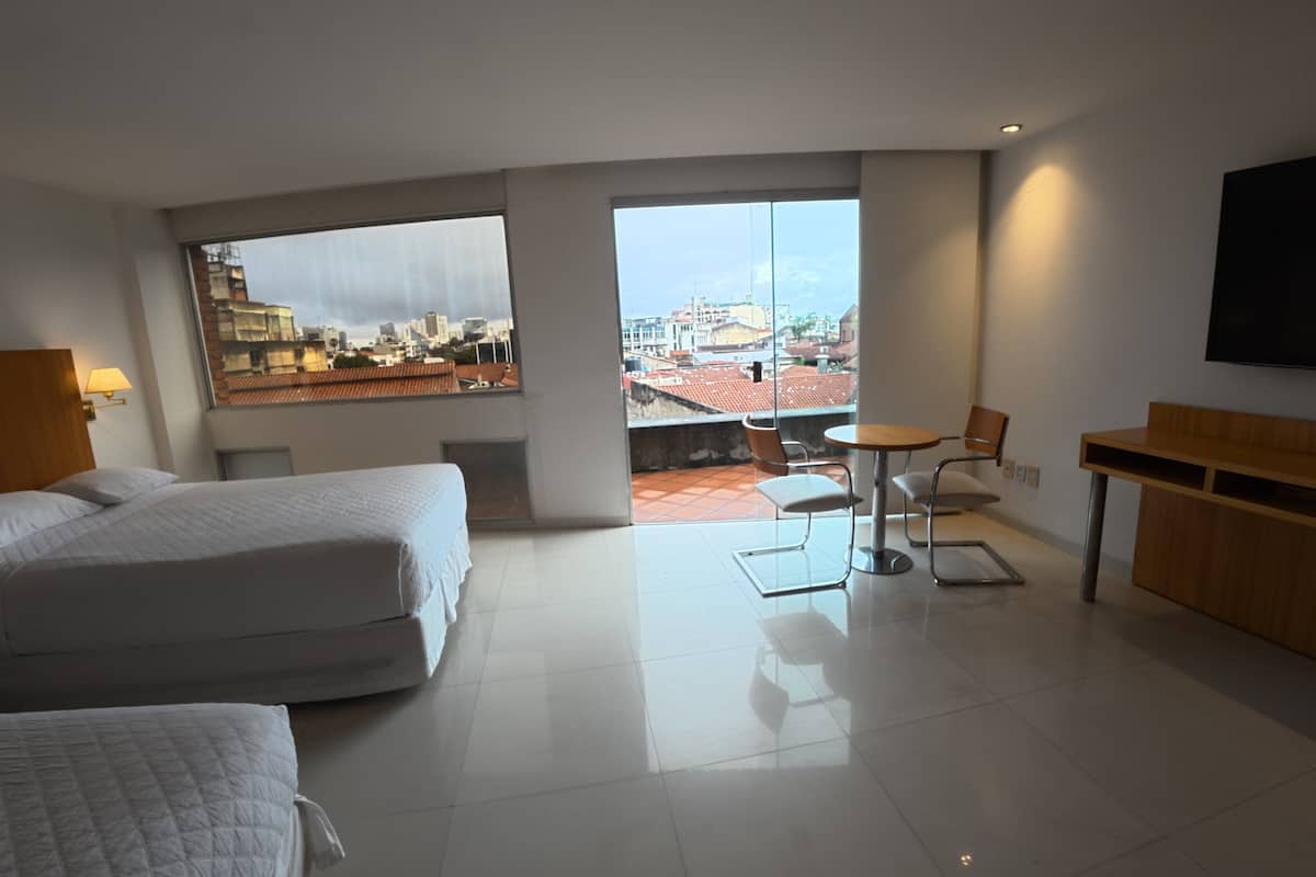 Habitación Confort con 1 cama matrimonial o 2 individuales, vista a la ciudad | Ropa de cama hipoalergénica, edredón y minibar