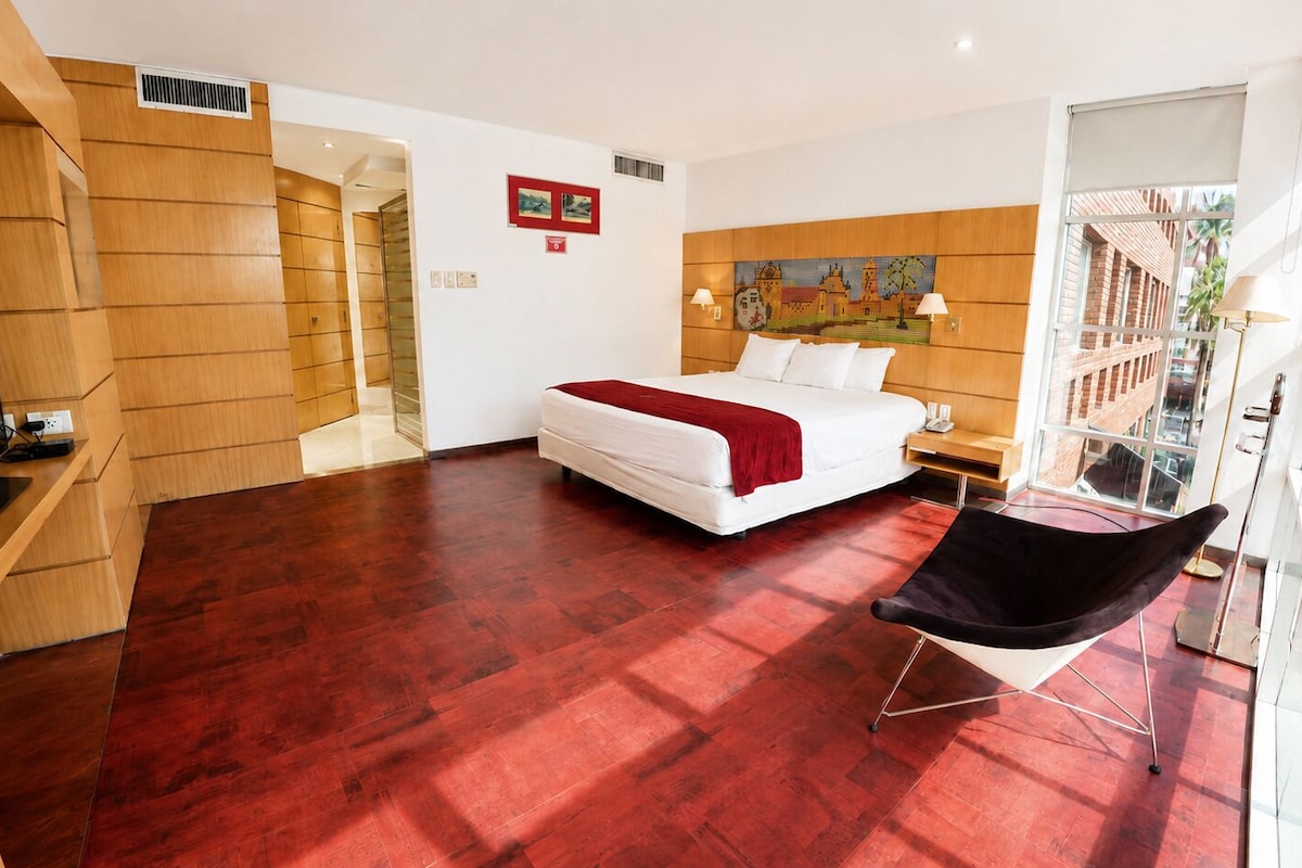 Estudio Deluxe, vistas a la ciudad | Ropa de cama hipoalergénica, edredones de plumas, minibar y caja fuerte