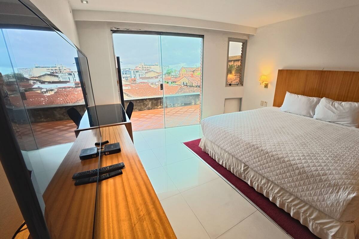Habitación doble Confort, vista a la ciudad | Ropa de cama hipoalergénica, edredón y minibar