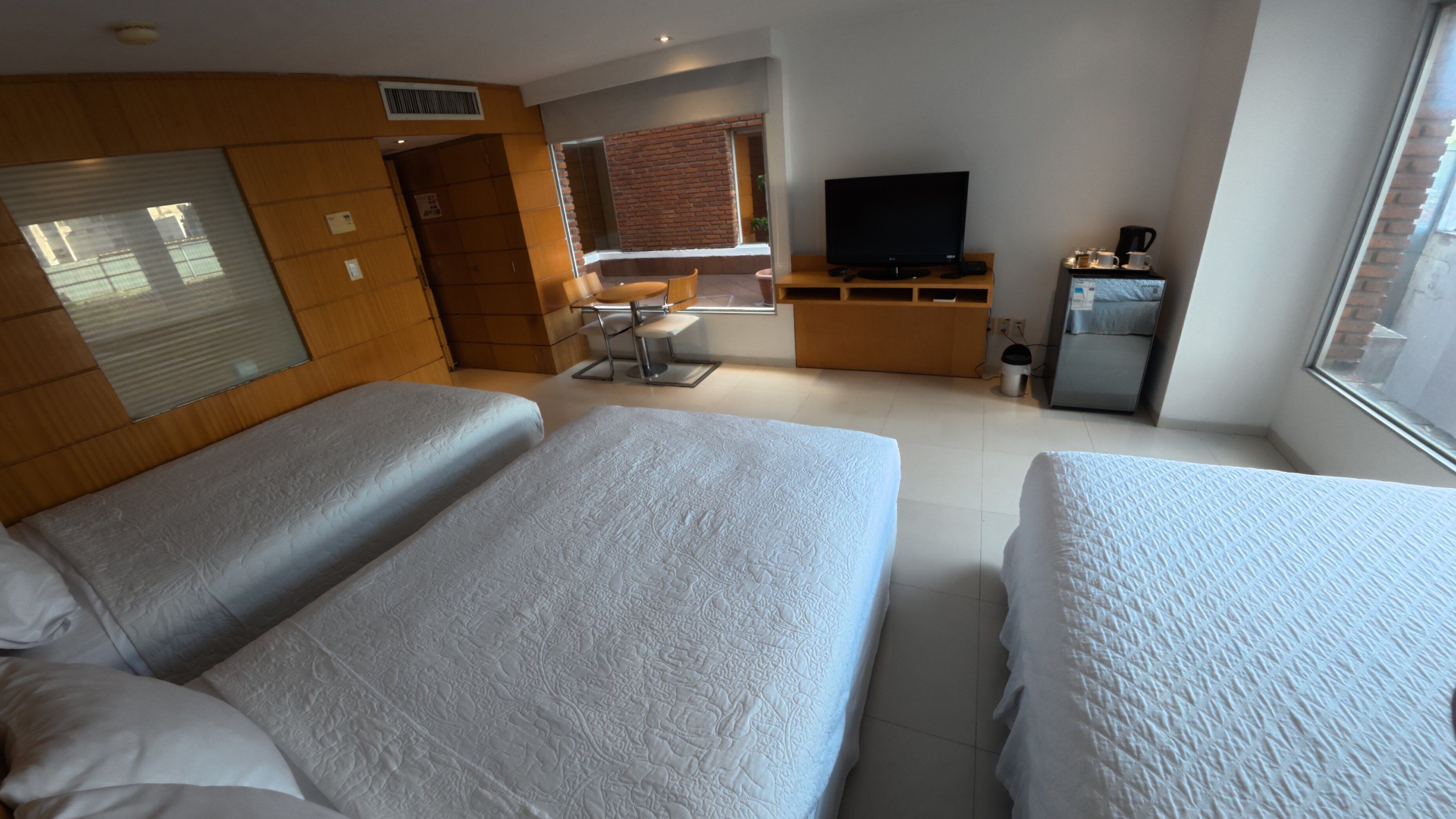 Habitación Confort con 1 cama matrimonial o 2 individuales, vista a la ciudad | Caja de seguridad en la habitación y escritorio 