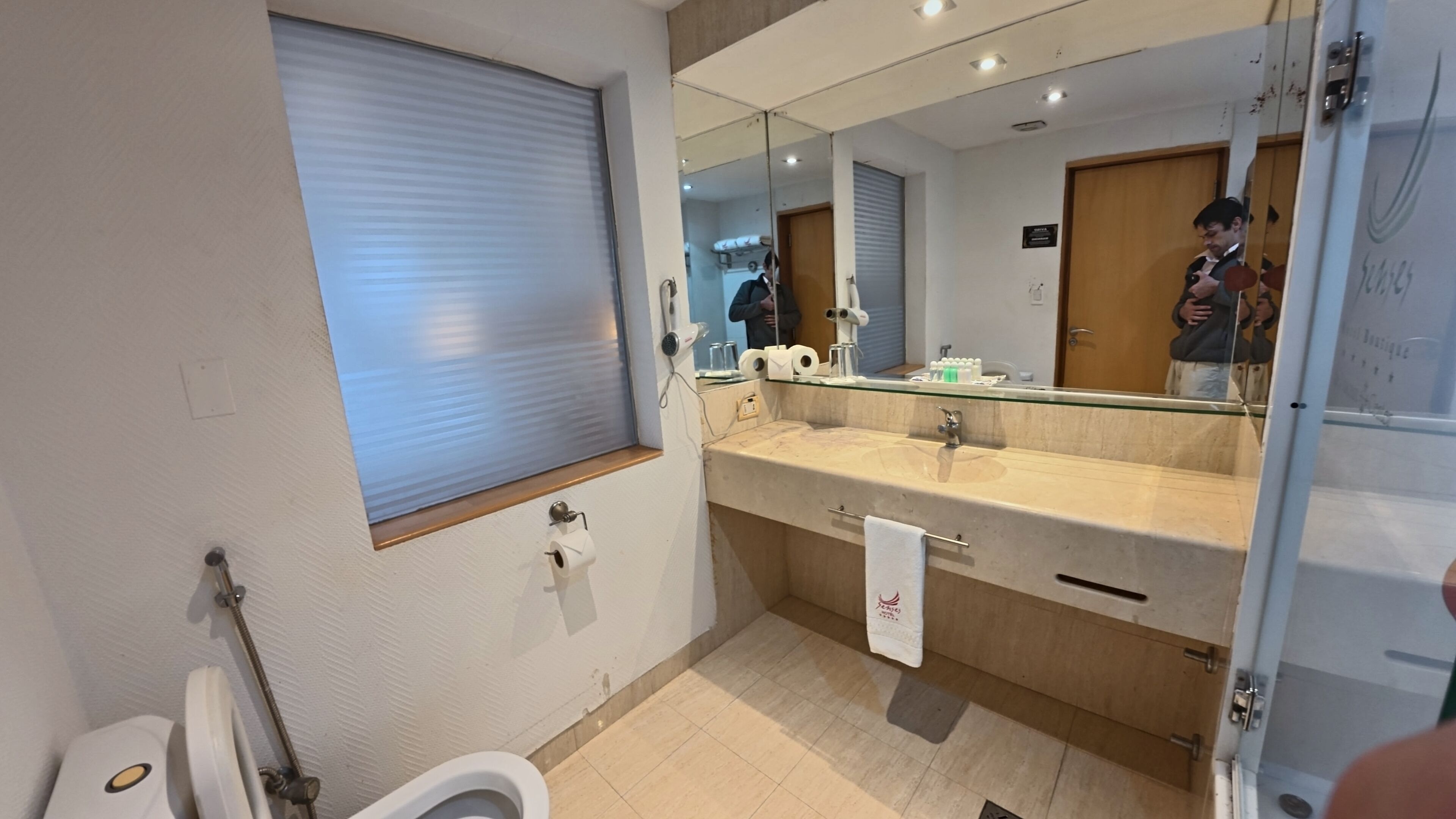 Comfort tweepersoonskamer, uitzicht op de stad | Badkamer | Gratis toiletartikelen, een haardroger, handdoeken, zeep