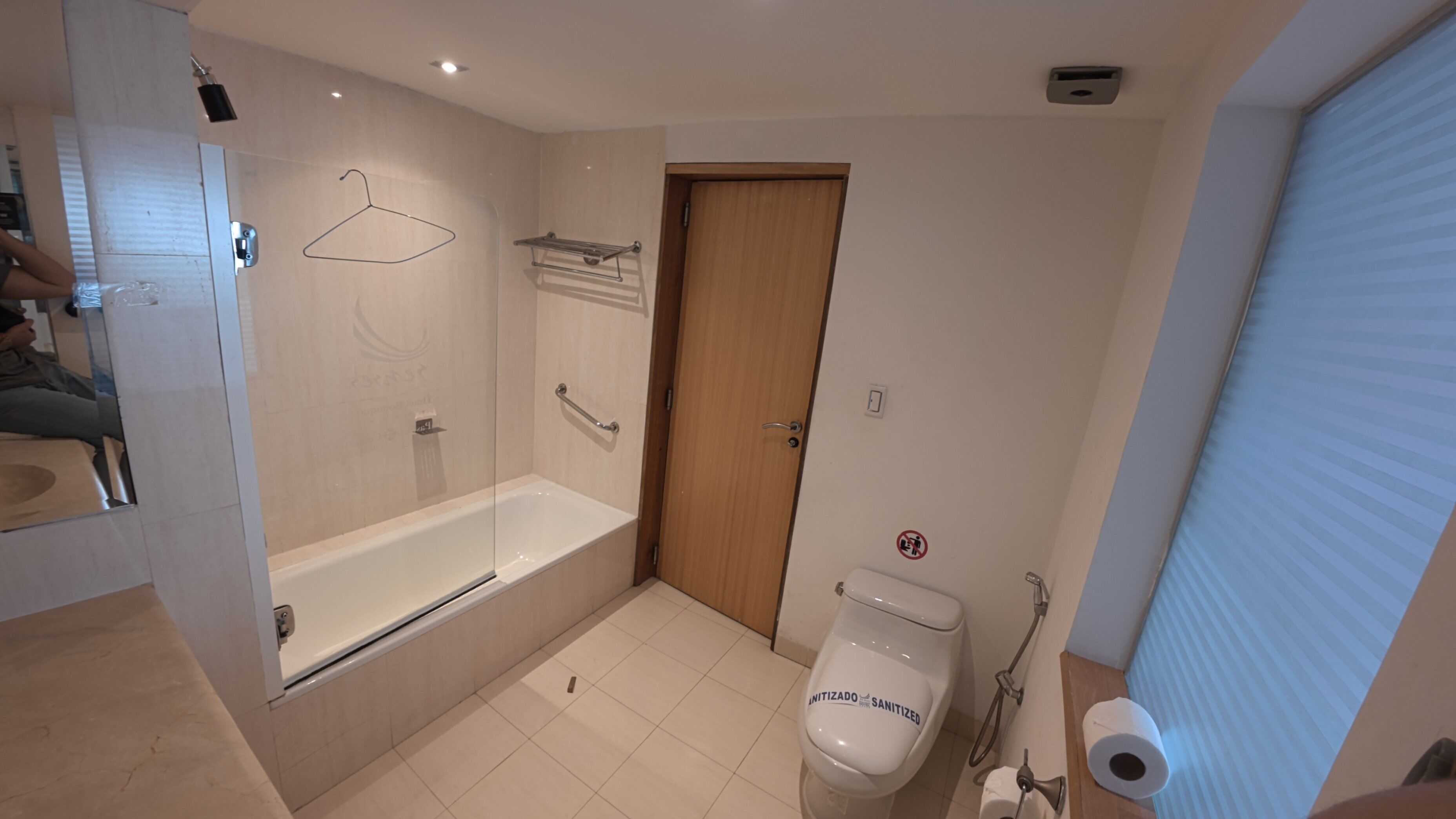 Un baño con bañera, inodoro y ducha.