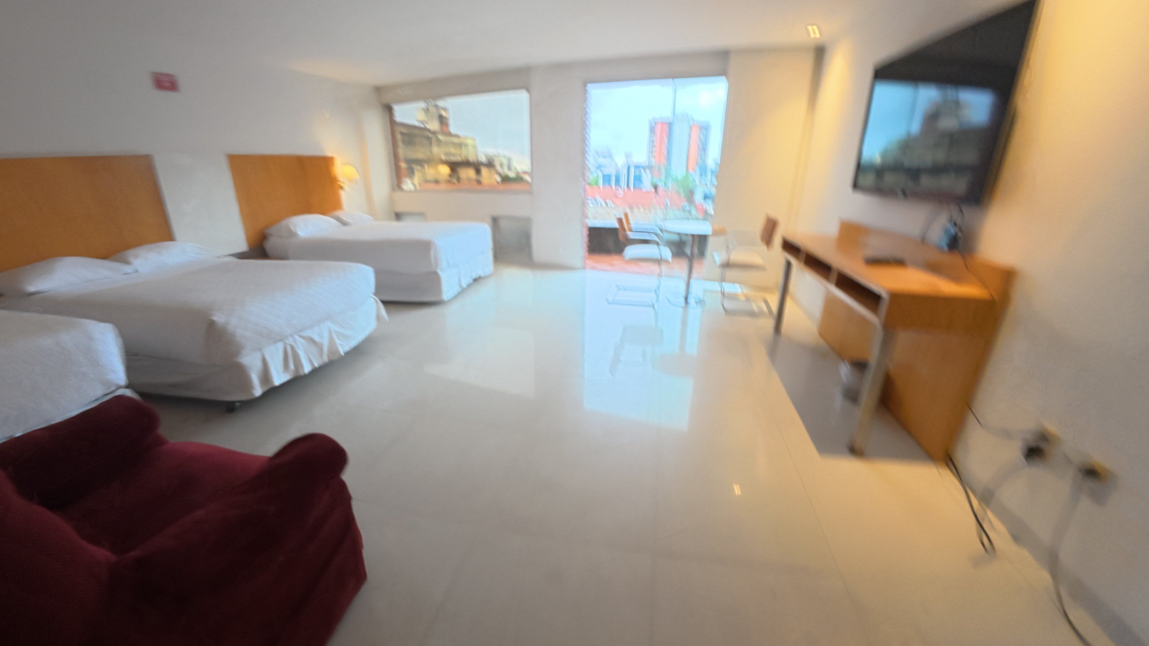 Habitación triple Confort, vista a la ciudad | Caja de seguridad en la habitación y escritorio 