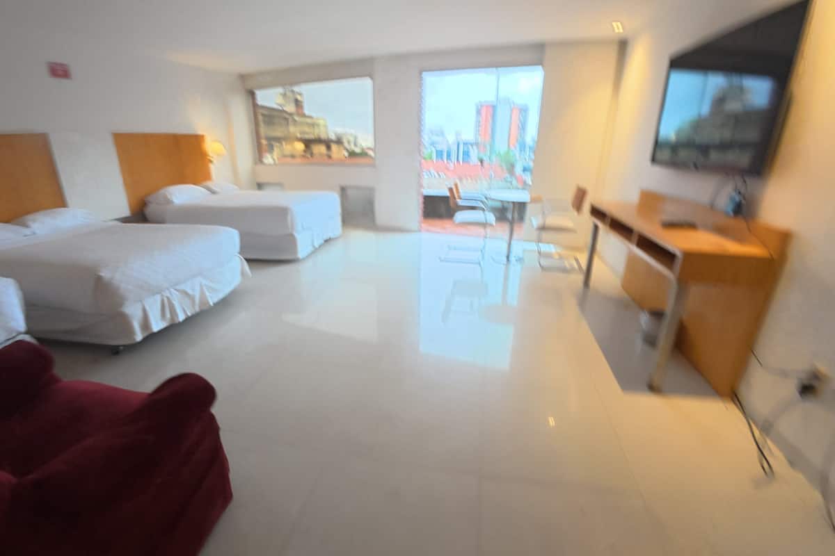 Habitación triple Confort, vista a la ciudad | Ropa de cama hipoalergénica, edredón y minibar