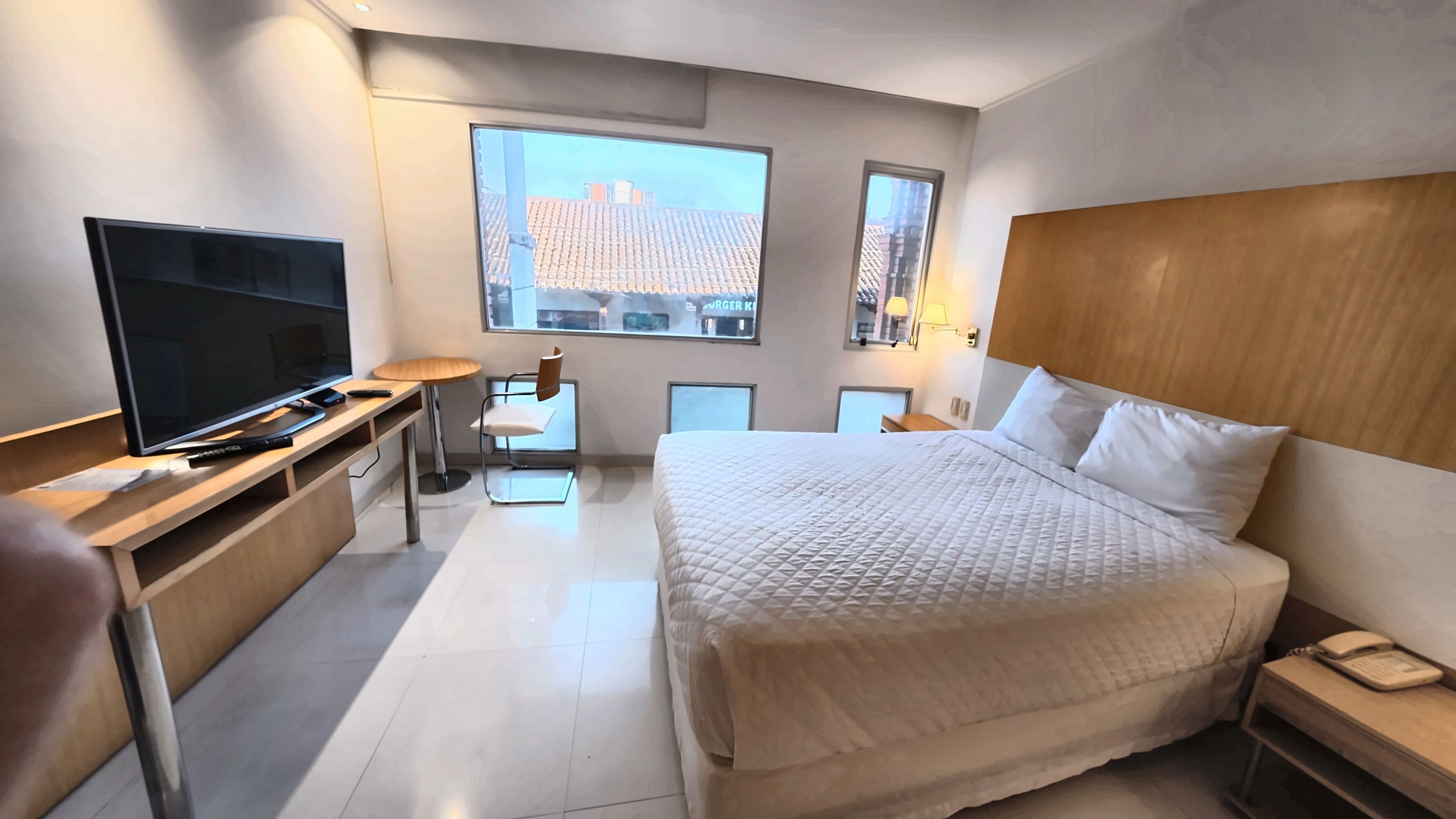 Habitación individual estándar, vista a la ciudad | Caja de seguridad en la habitación y escritorio 