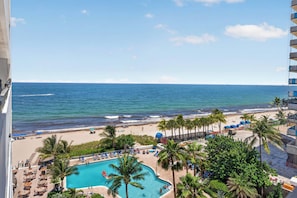Ein Resort mit Pool, Strand und Meerblick.