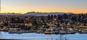A marina with boats docked, a cityscape with buildings, and mountains in the background. - Stunning water view, pet friendly, luxury 3-bedroom townhome with AC in Seattle (Seattle)