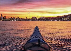 A kayak on water with a city skyline in the background. - Stunning water view, pet friendly, luxury 3-bedroom townhome with AC in Seattle (Seattle)