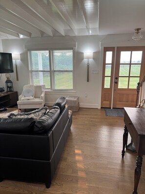 Living area - The Farmstead Cottage (Purcellville)