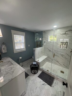 Hair dryer, bidet, towels, soap - The Farmstead Cottage (Purcellville)