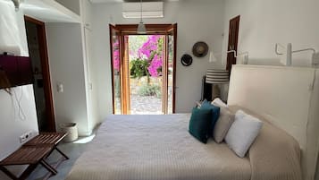 5 bedrooms, iron/ironing board, internet, bed sheets