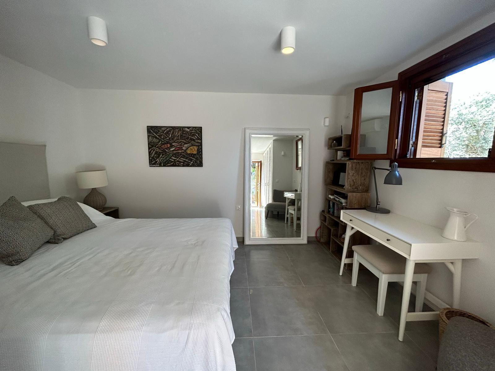 5 bedrooms, iron/ironing board, internet, bed sheets