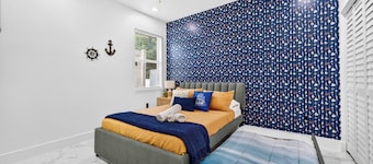 Sleeps 22! Heated Pool • Mini Golf • Sports Court