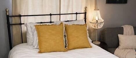Iron/ironing board, WiFi (free), bed sheets