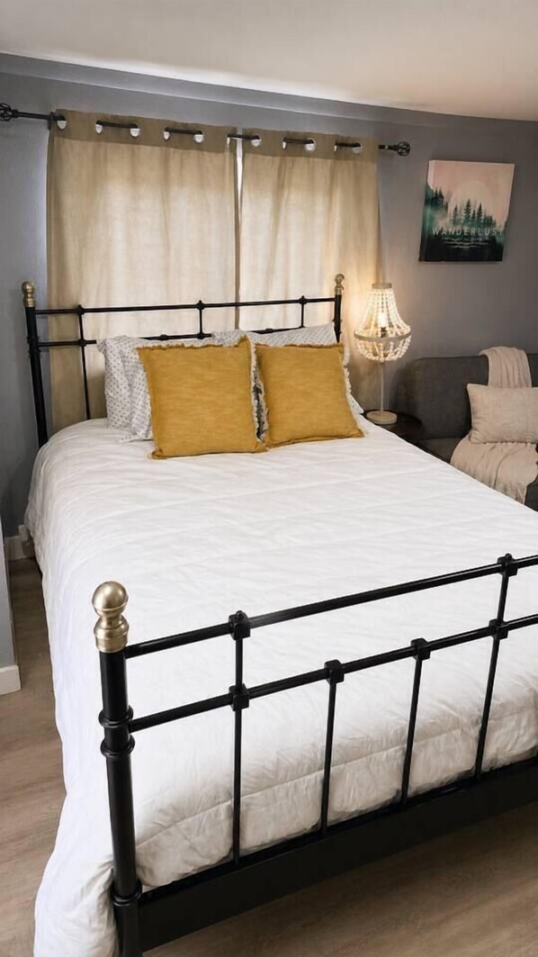 Iron/ironing board, WiFi (free), bed sheets