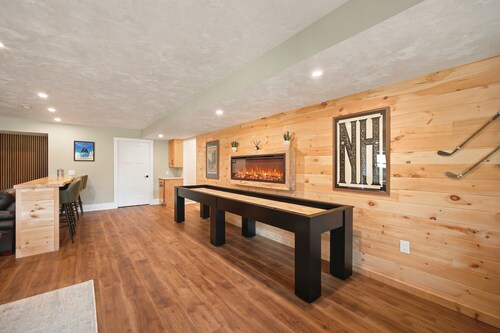 Brand New Luxury Riverfront Hotel — 11 Acres, 700' River Frontage, Sleeps 18