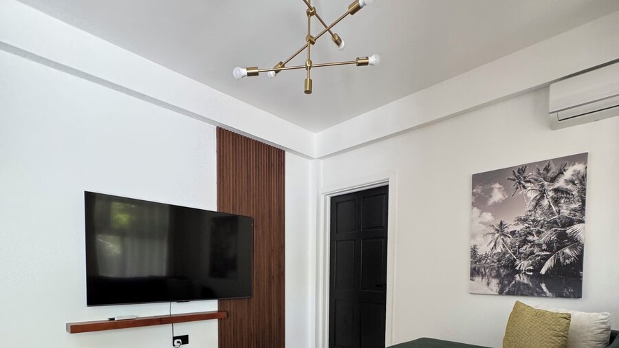 Luxury 2 Bedroom Condo 5 mins from UVF