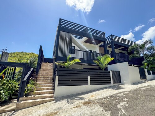 Luxury 2 Bedroom Condo 5 mins from UVF