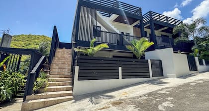 Luxury 2 Bedroom Condo 5 mins from UVF