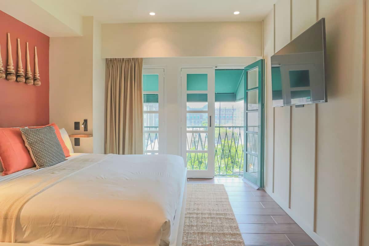 Deluxe Studio Suite, City View | Minibar, in-room safe, blackout drapes, iron/ironing board