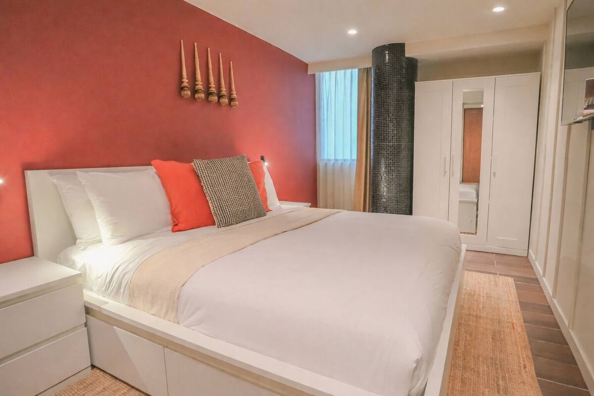 Deluxe Studio Suite | Minibar, in-room safe, blackout drapes, iron/ironing board