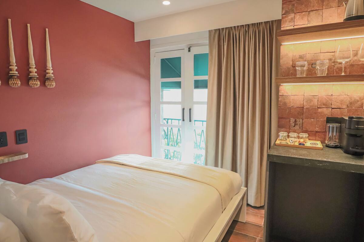 Comfort Room, City View | Minibar, in-room safe, blackout drapes, iron/ironing board