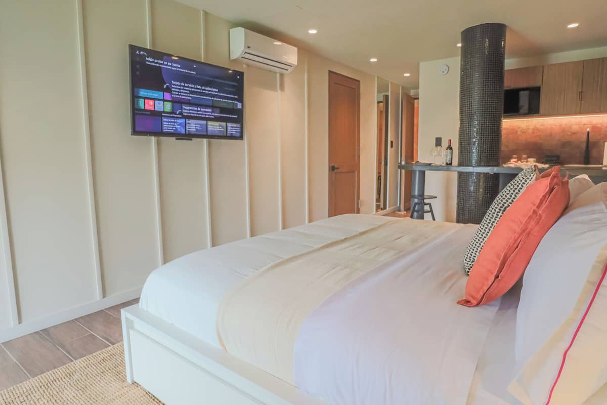 Deluxe Studio Suite | Minibar, in-room safe, blackout drapes, iron/ironing board
