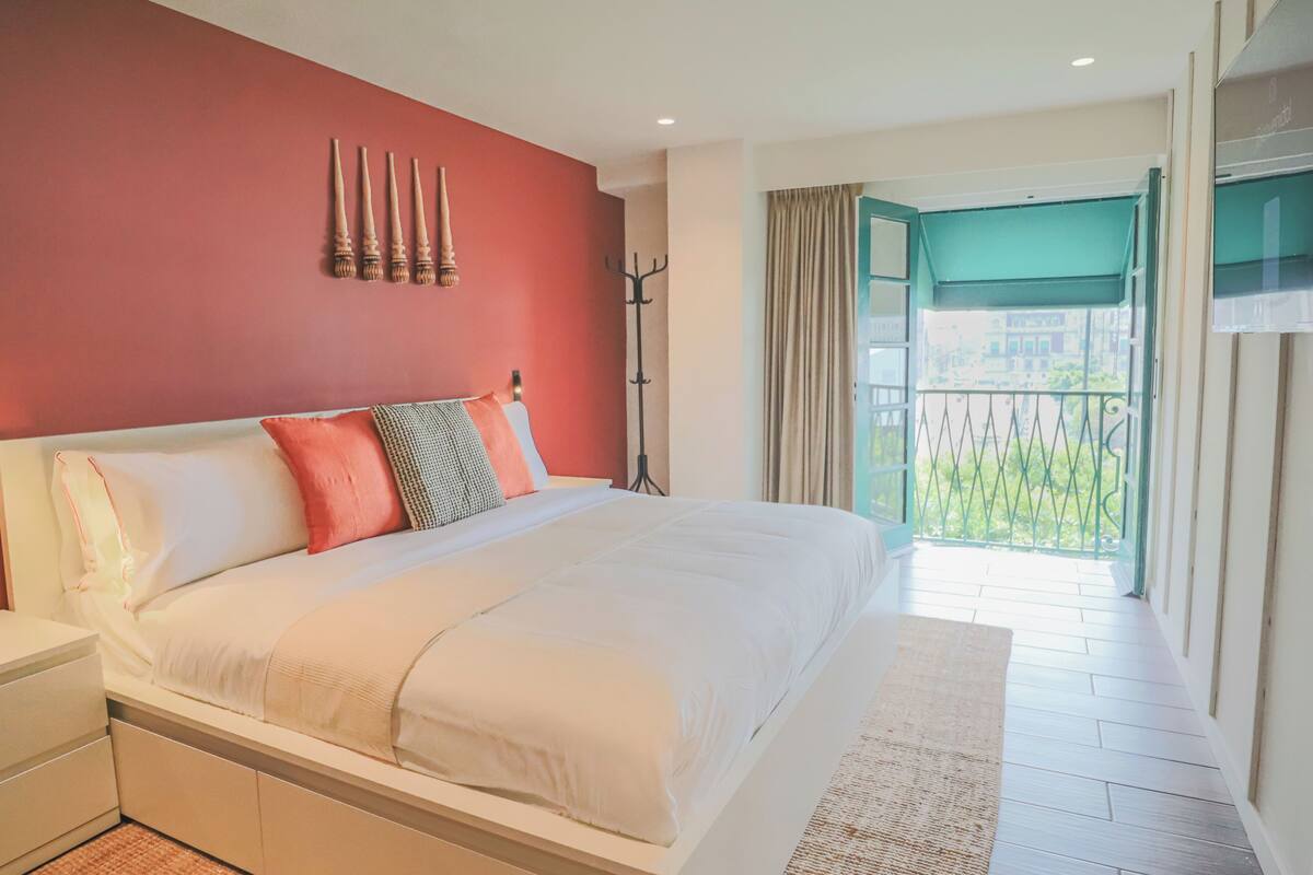 Deluxe Studio Suite, City View | Minibar, in-room safe, blackout drapes, iron/ironing board