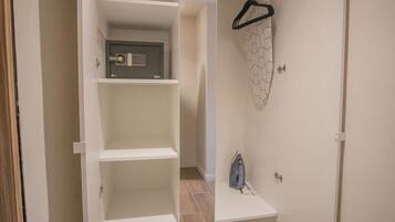 Habitación, varias camas | Interior