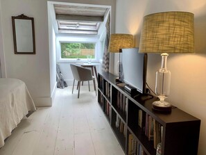A room with a skylight, a dining table with chairs, a bookshelf, and a lamp. - Walk, East Hampton Village Barn Cottage Furnished cottage mins to Ocean Beaches (East Hampton)