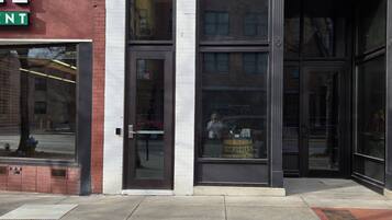 Un edificio con escaparate, amplias ventanas de vidrio y una puerta.