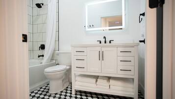 Haartrockner, Handtücher, Seife, Toilettenpapier