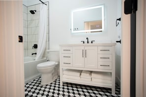 Hårtørrer, håndklæder, Sæbe, Toiletpapir
