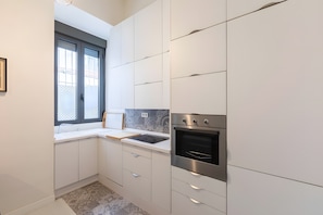 Wasserkocher mit Kaffee-/Teezubehör, Kühlschrank, Mikrowelle, Ofen