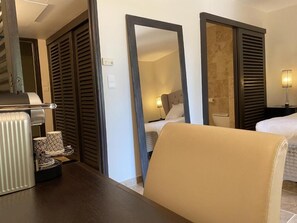Kamar Double Junior, patio, pemandangan kebun | Brankas, meja kerja, setrika/meja setrika, dan Wi-Fi gratis