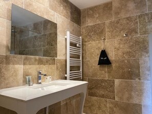 Kamar Double Junior, patio, pemandangan kebun | Kamar mandi | Shower, perlengkapan mandi gratis, pengering rambut, dan handuk