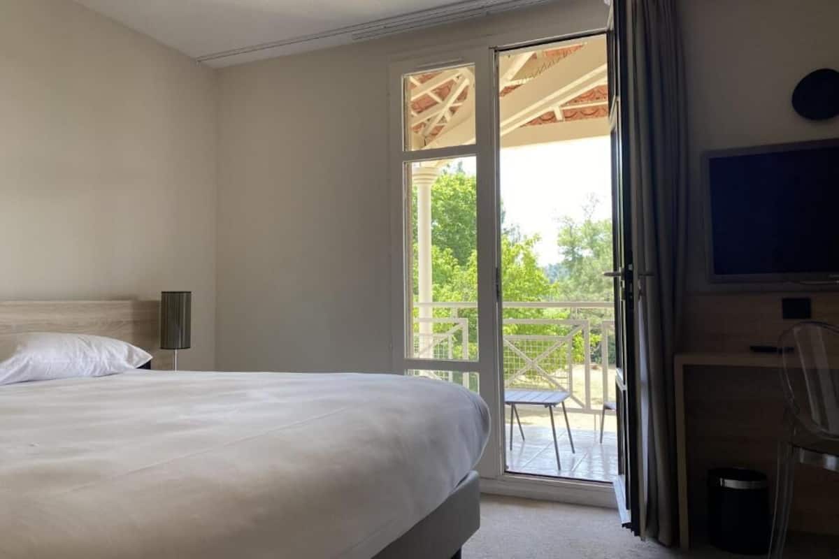 Classic Double Room, Garden View | In-room safe, desk, iron/ironing board (on request), WiFi (free)